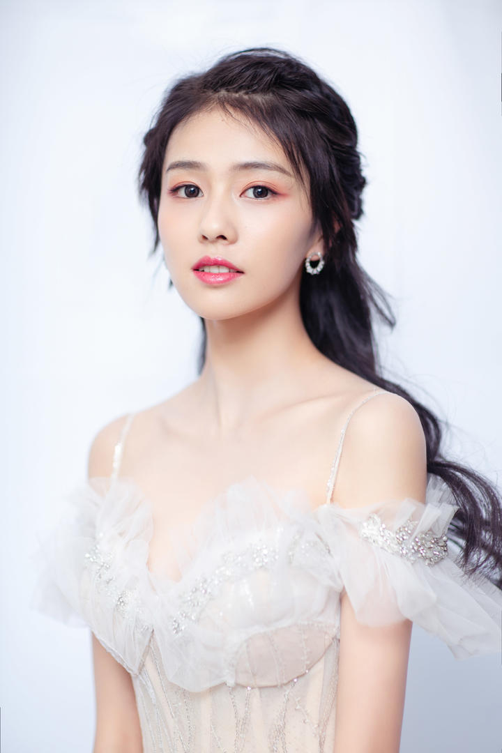 五官精致的漂亮美女明星白鹿高清美女明星头像图片大全