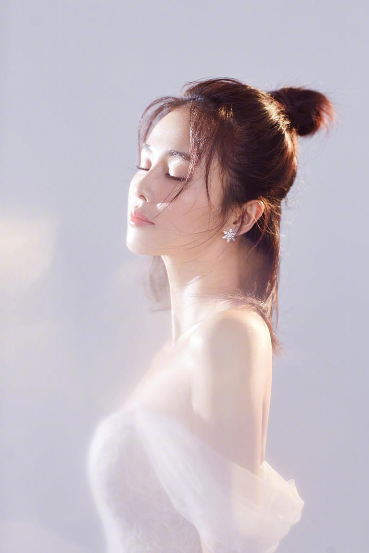 扎着丸子头的中国漂亮女明星白鹿写真图片