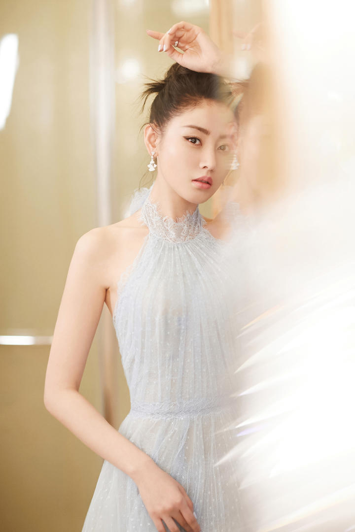女明星张天爱性感美背摄影图片