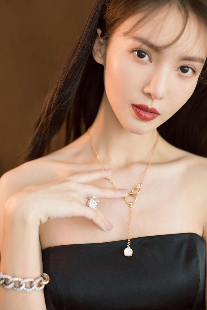 戴着项链的国内漂亮女明星金晨高清壁纸大全