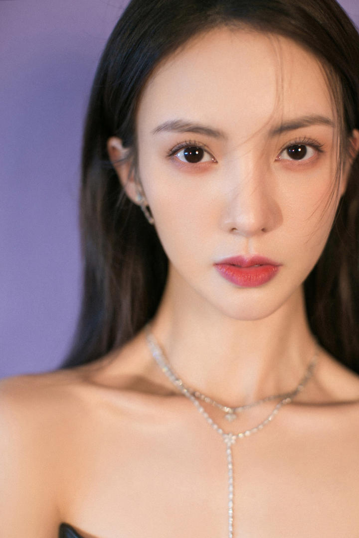 国内大眼睛美女明星金晨性感红唇诱惑特写图片