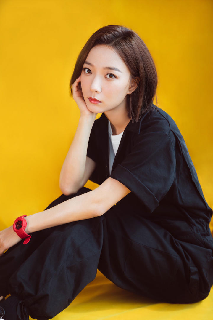 穿休闲装的国内短发美女明星王珞丹高清壁纸图片下载