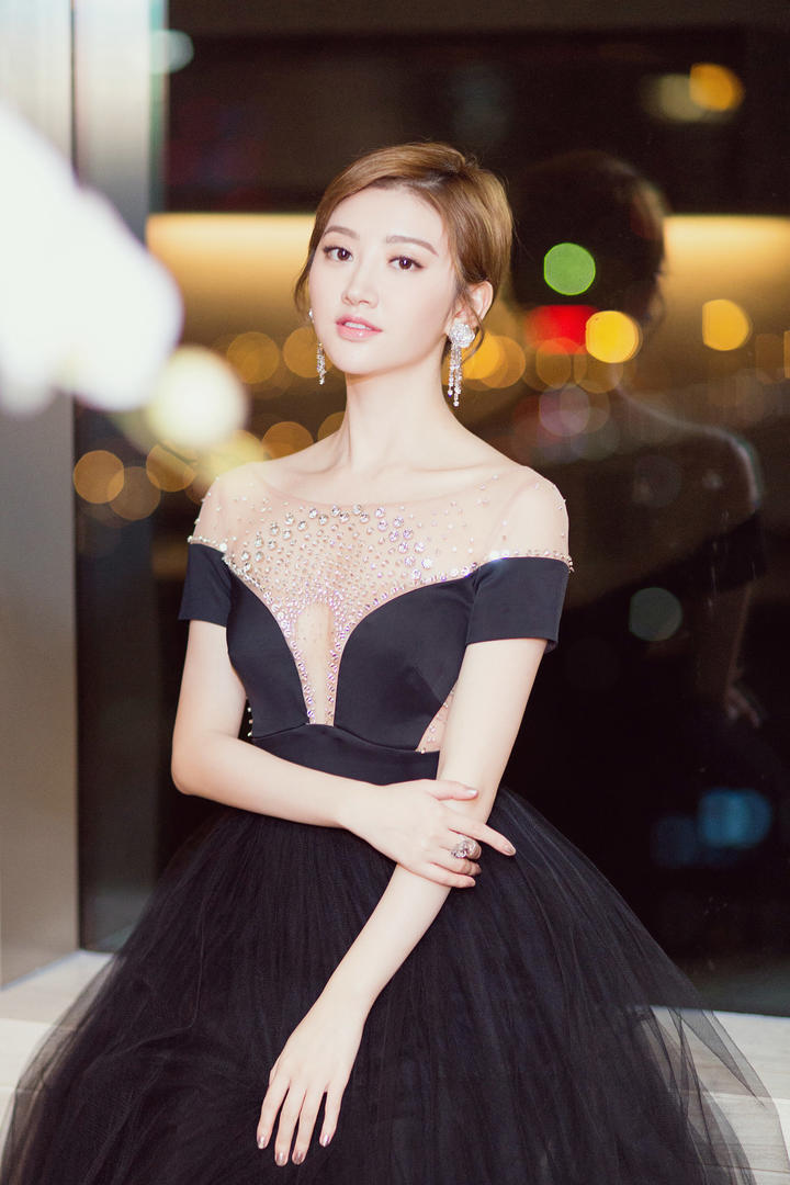 中国最美女明星之一景甜穿性感低胸晚礼服舞会照片