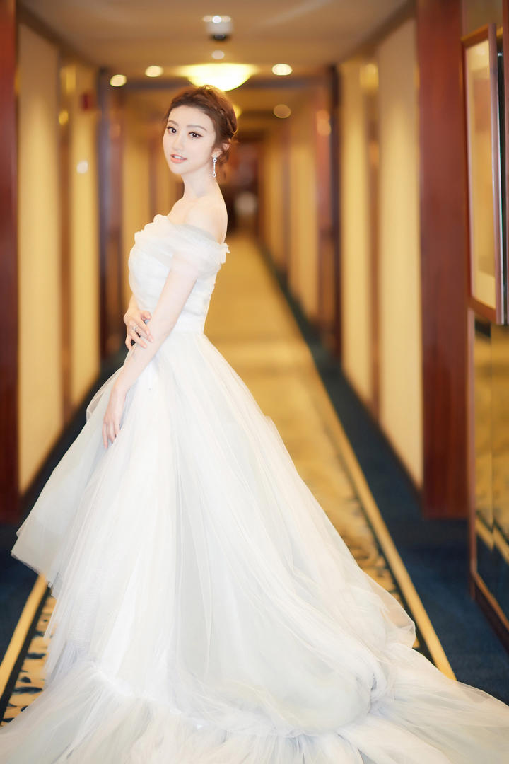 超好看的美女明星景甜穿婚纱图片