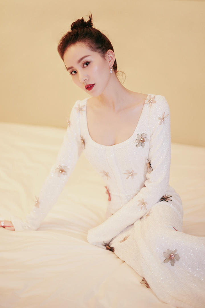 气质优雅的中国美女明星刘诗诗闺房私拍套图