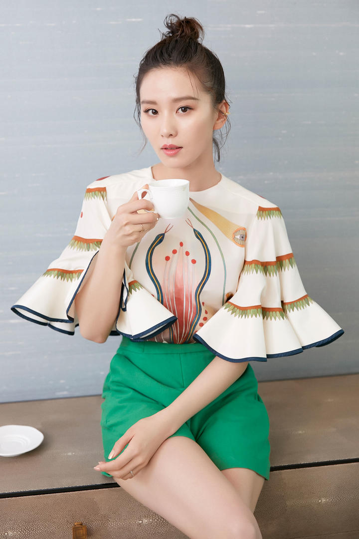 喝咖啡的漂亮美女明星刘诗诗高清个人写真壁纸图片大全