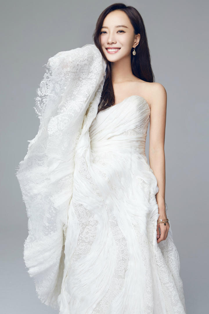 女明星王珞丹婚纱照图片