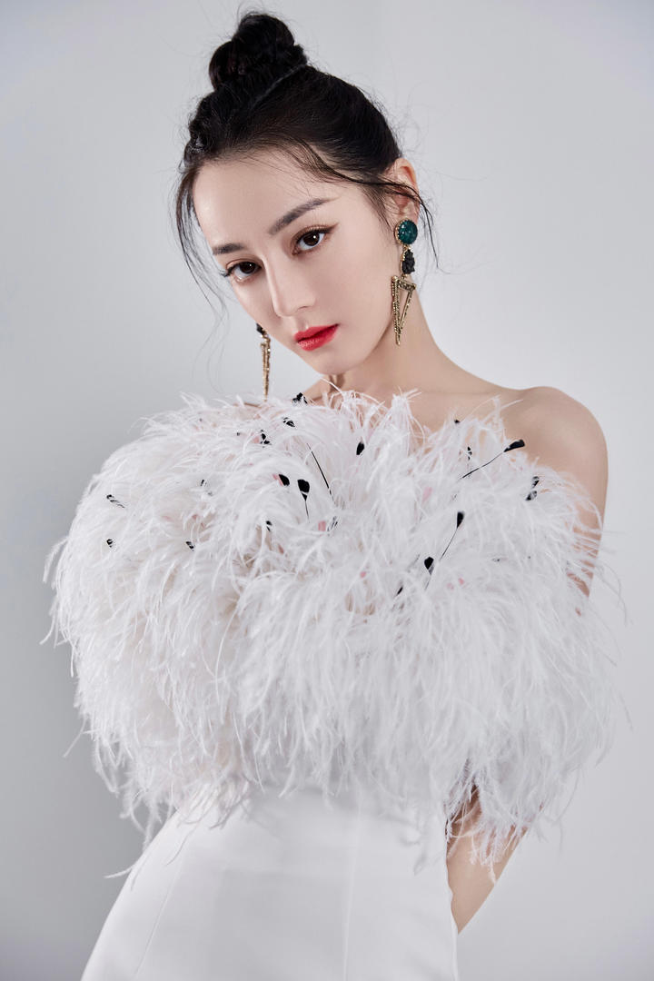 超清新疆著名女明星迪丽热穿巴羽毛裙图片
