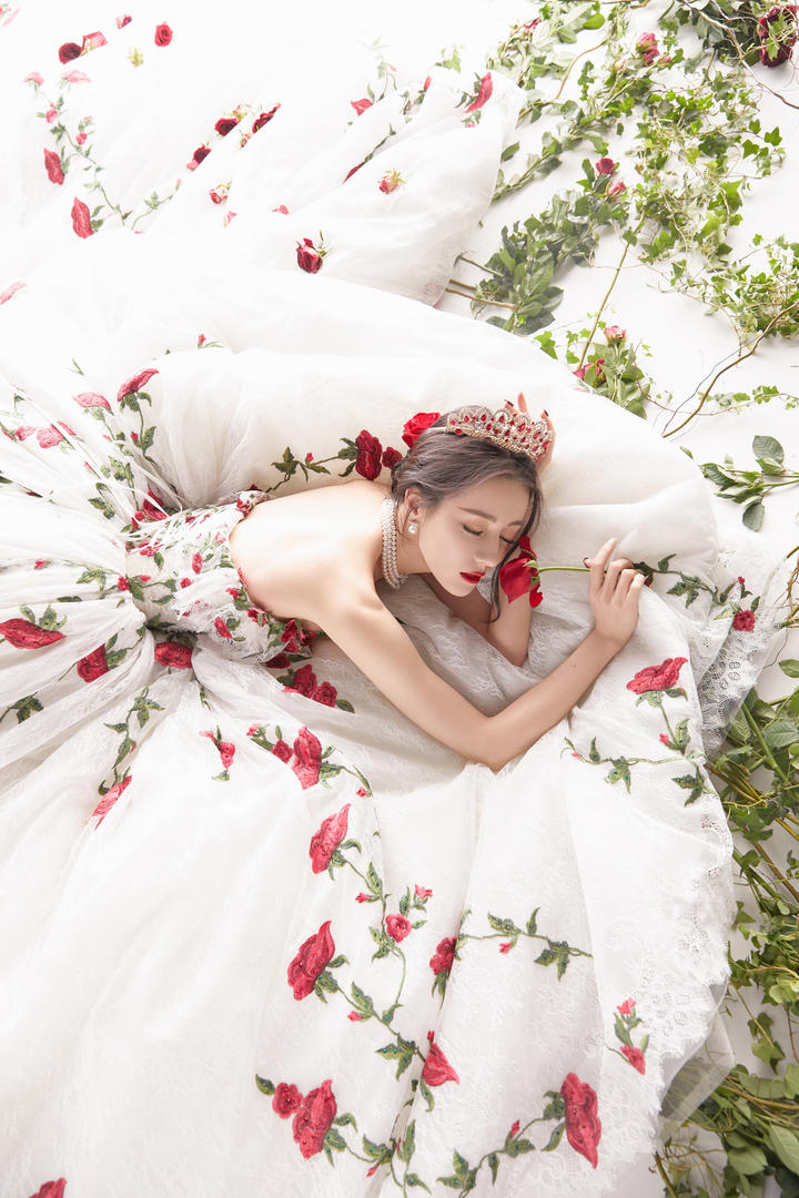 迪丽热巴婚纱照高清明星婚纱照图片欣赏