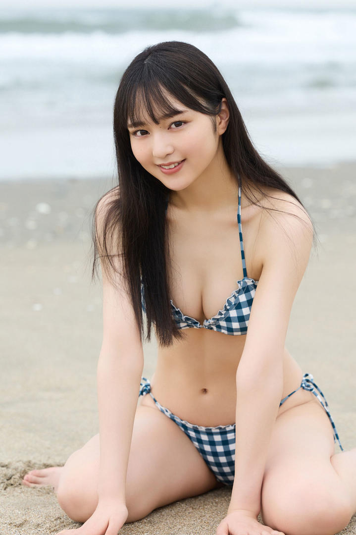 坐在海边沙滩上的日本比基尼美女清纯写真
