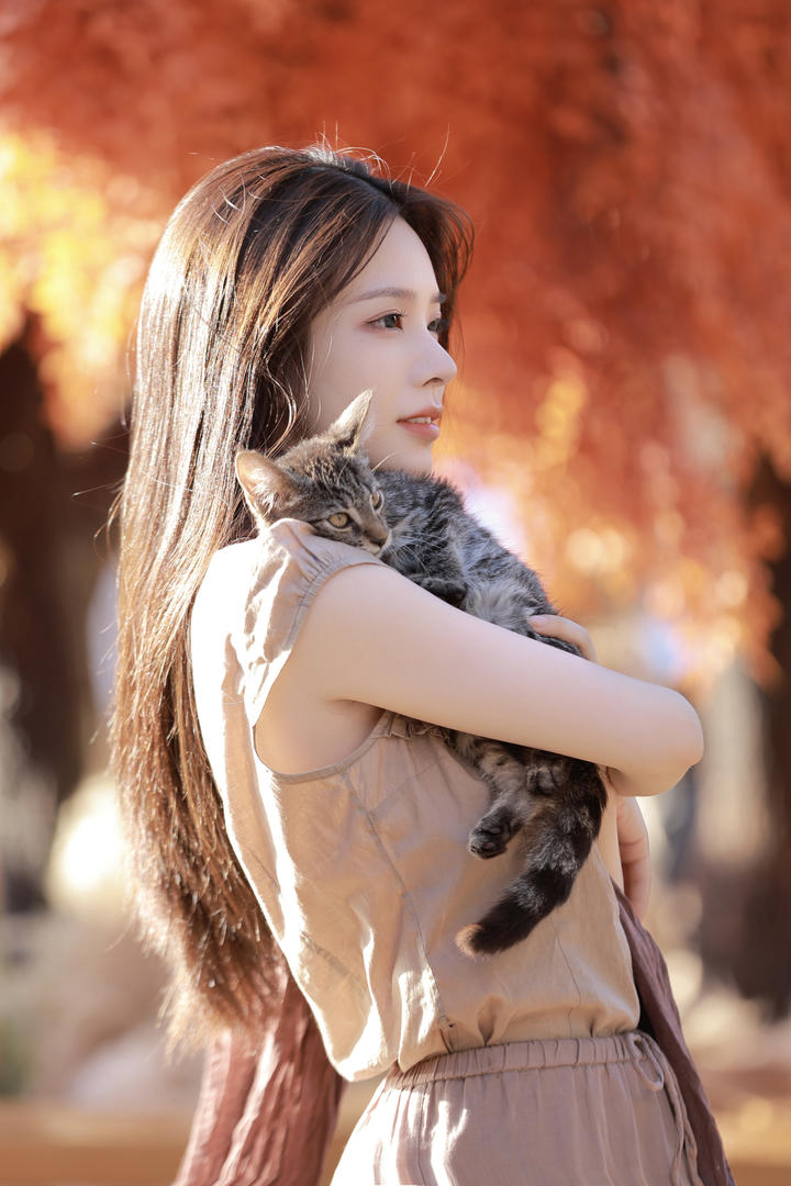 抱着猫咪的克拉女神女性全捰艺术照摄影