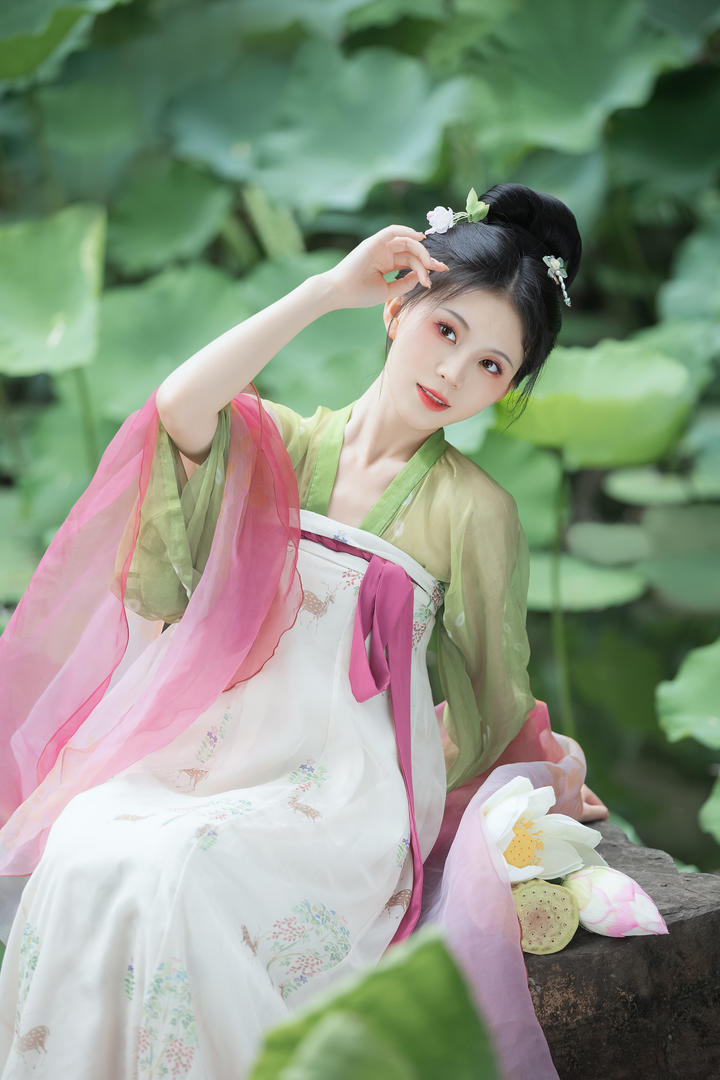 海角社区精品国产推特女神无码古装艺术照