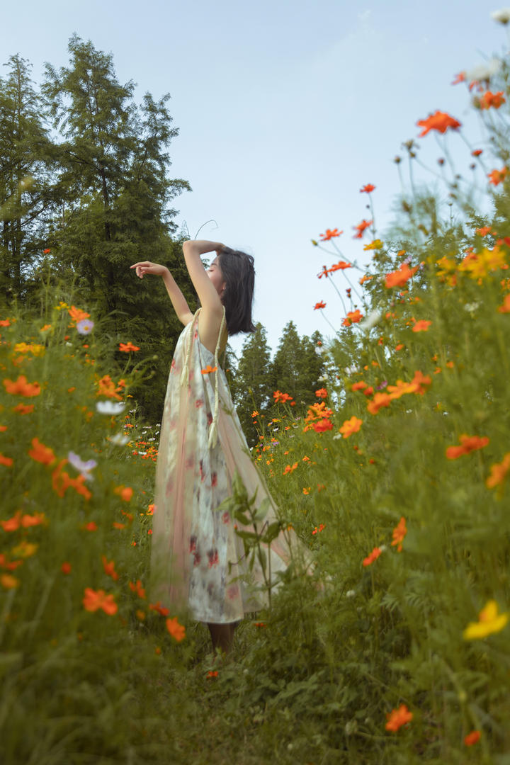 花丛中的漂亮美女