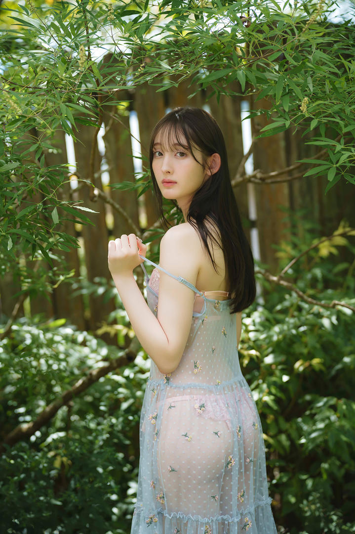 透明长裙美女若隐若现的身材