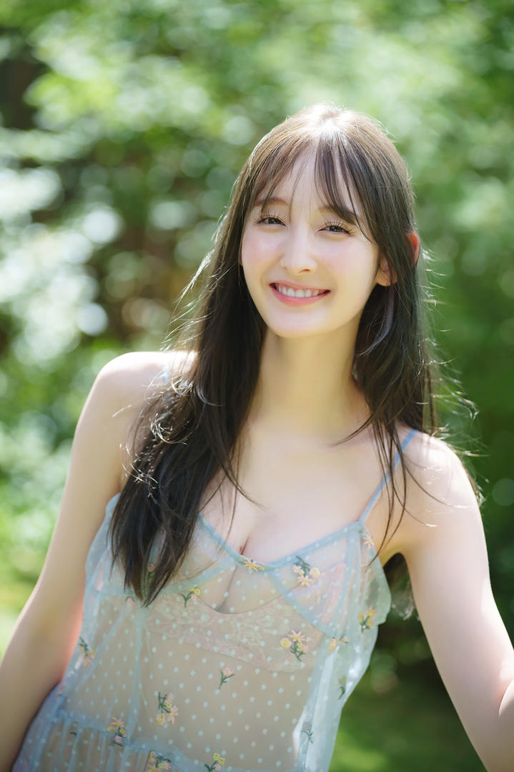 透明吊带美女艺术照图片