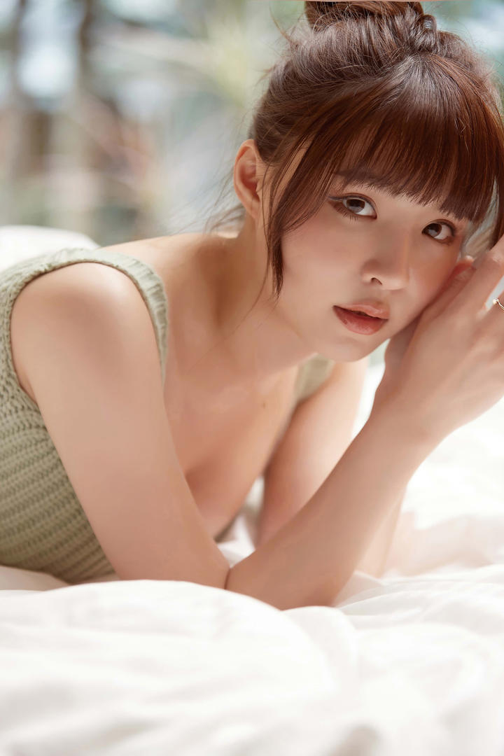扎着丸子头的美女车模图片
