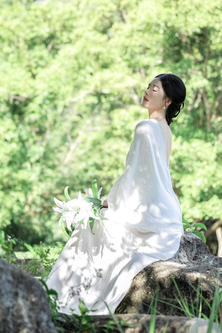 白裙气质美女艺术照