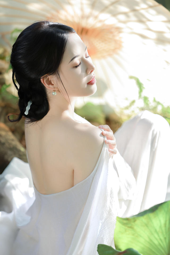 皮肤白皙的清纯美女图片