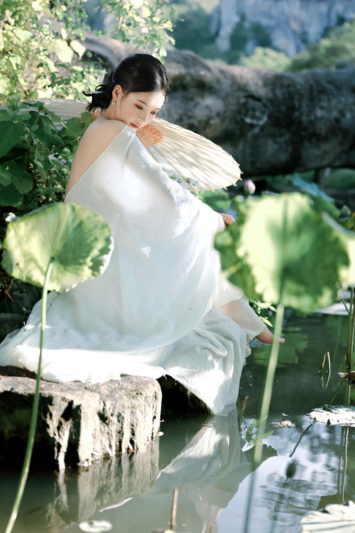 荷花池中的清纯美女图片