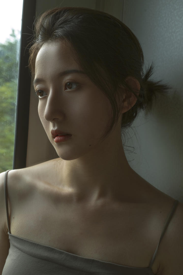 扎着头发的美女图片