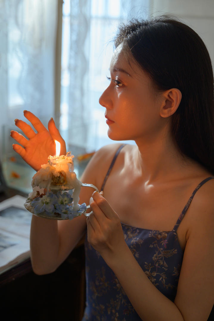 穿着小吊带的美女图片