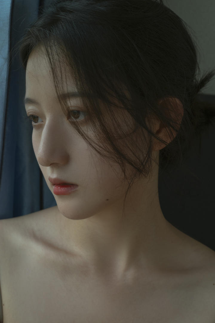 忧郁气质美女图片