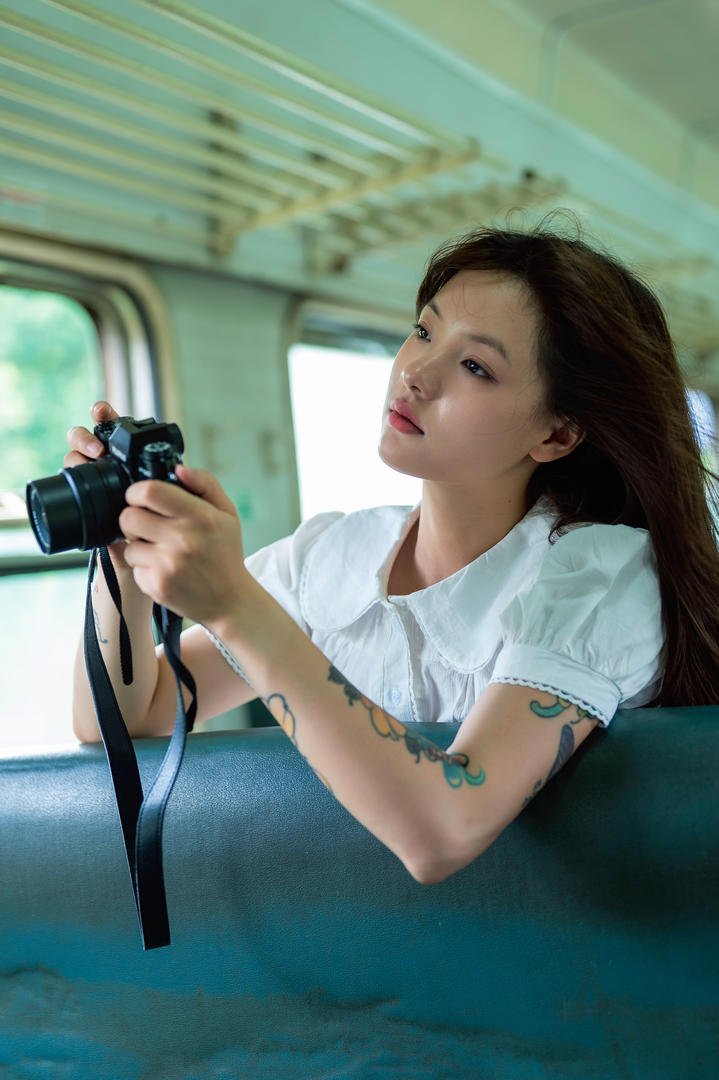 花臂女孩摄影图片