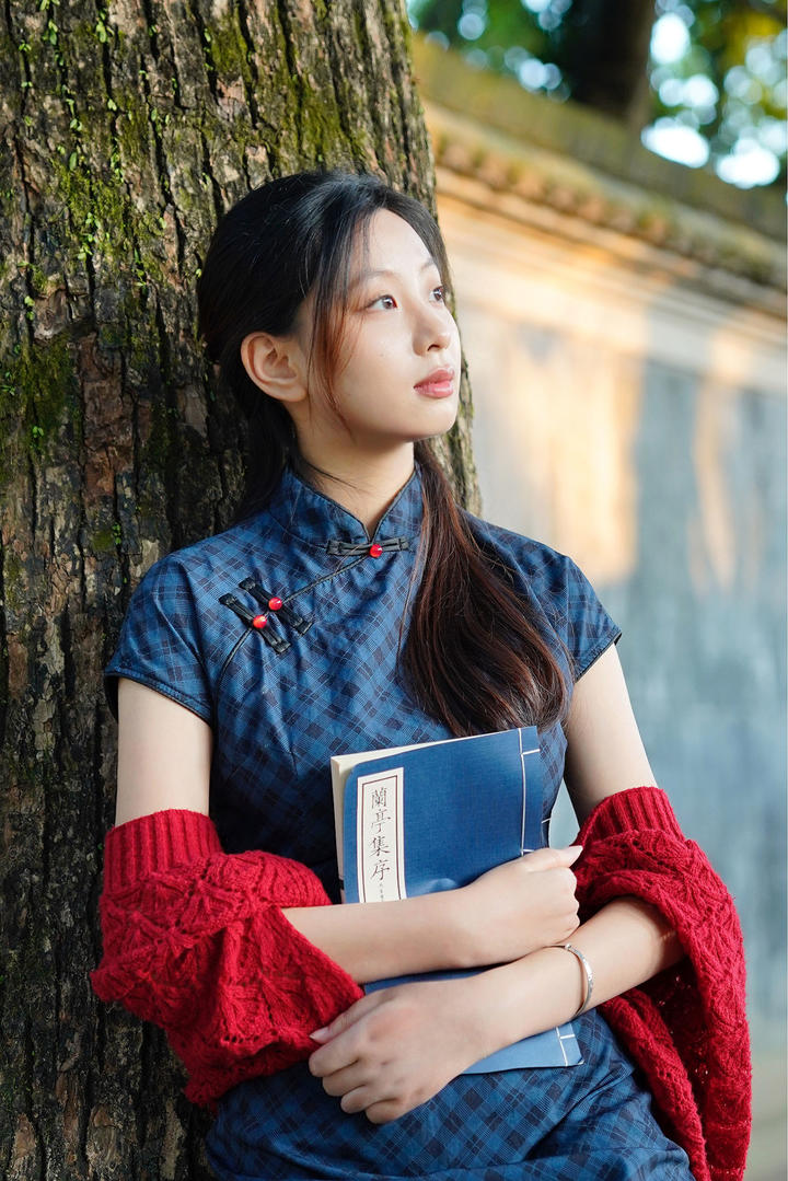 抱着书本的旗袍美女