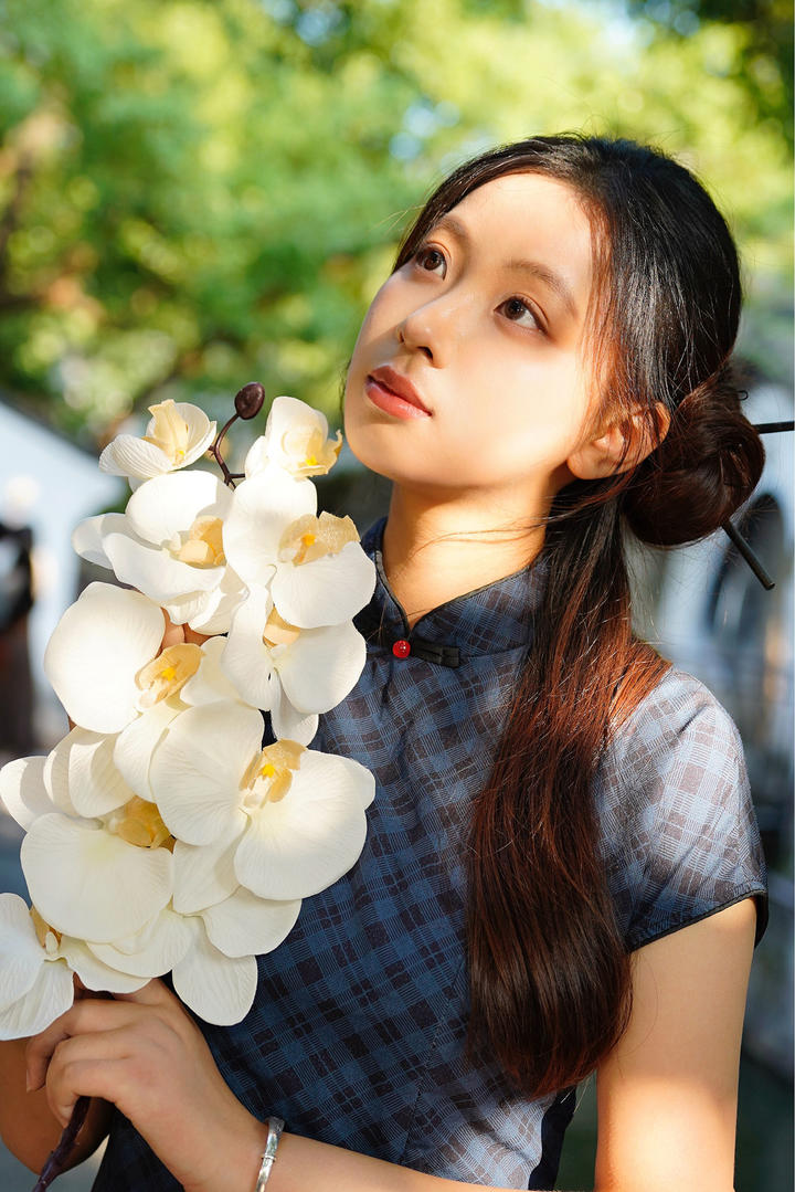 抱着鲜花的旗袍美女