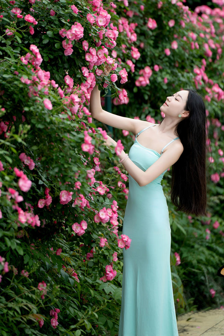 好身材女神户外赏花