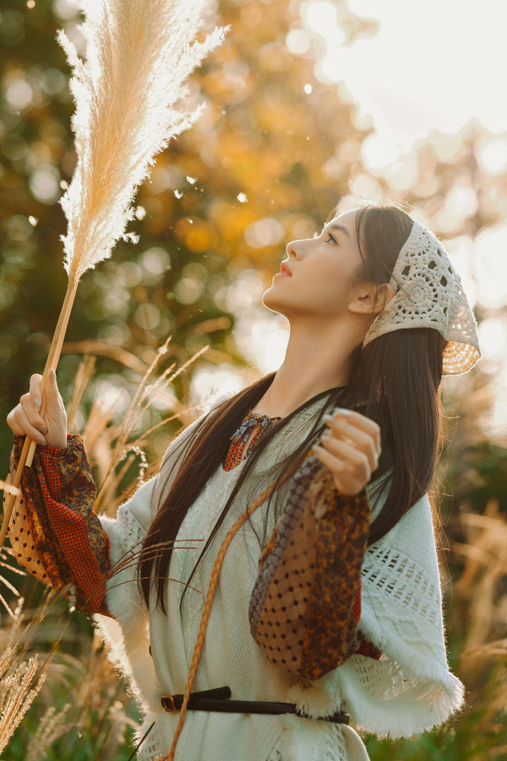 手拿芦苇的漂亮美女图片