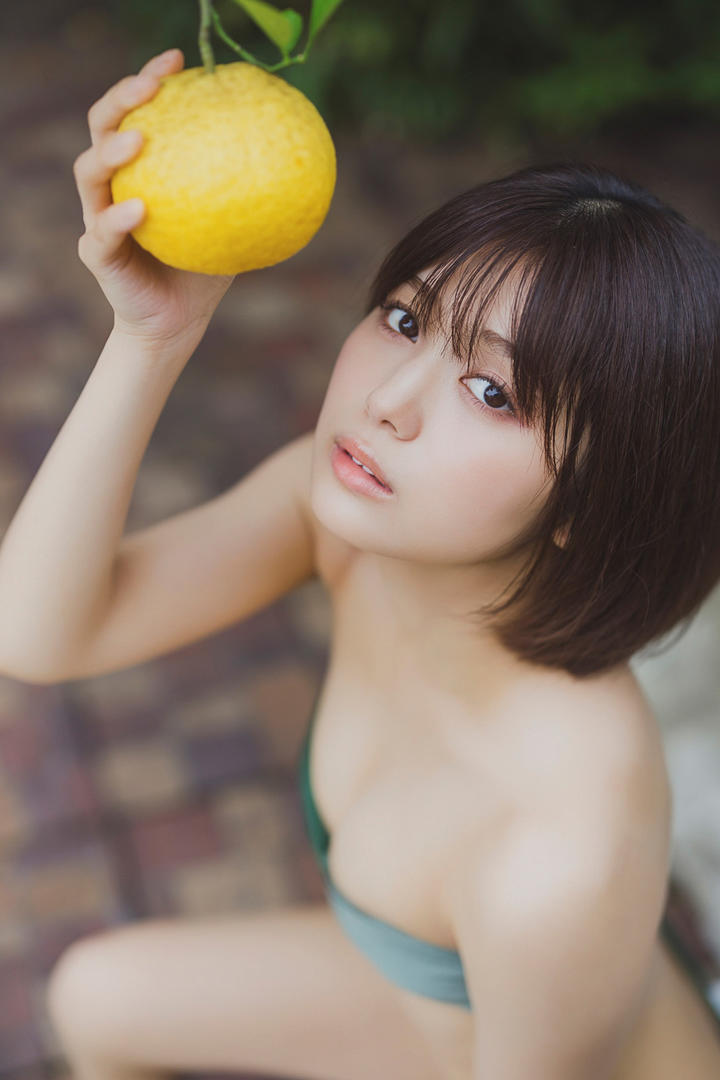 短发发型女摘橘子图片