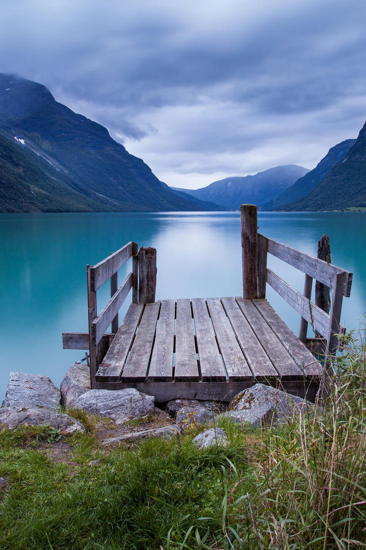唯美清澈的湖泊山水风景图片