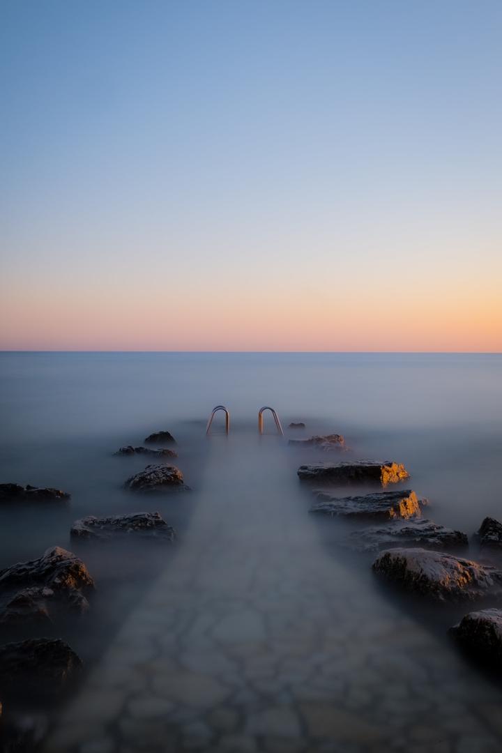 雾气弥漫的海边风景壁纸图片