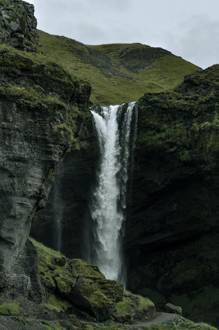 草原上流淌的瀑布高清风景壁纸图片