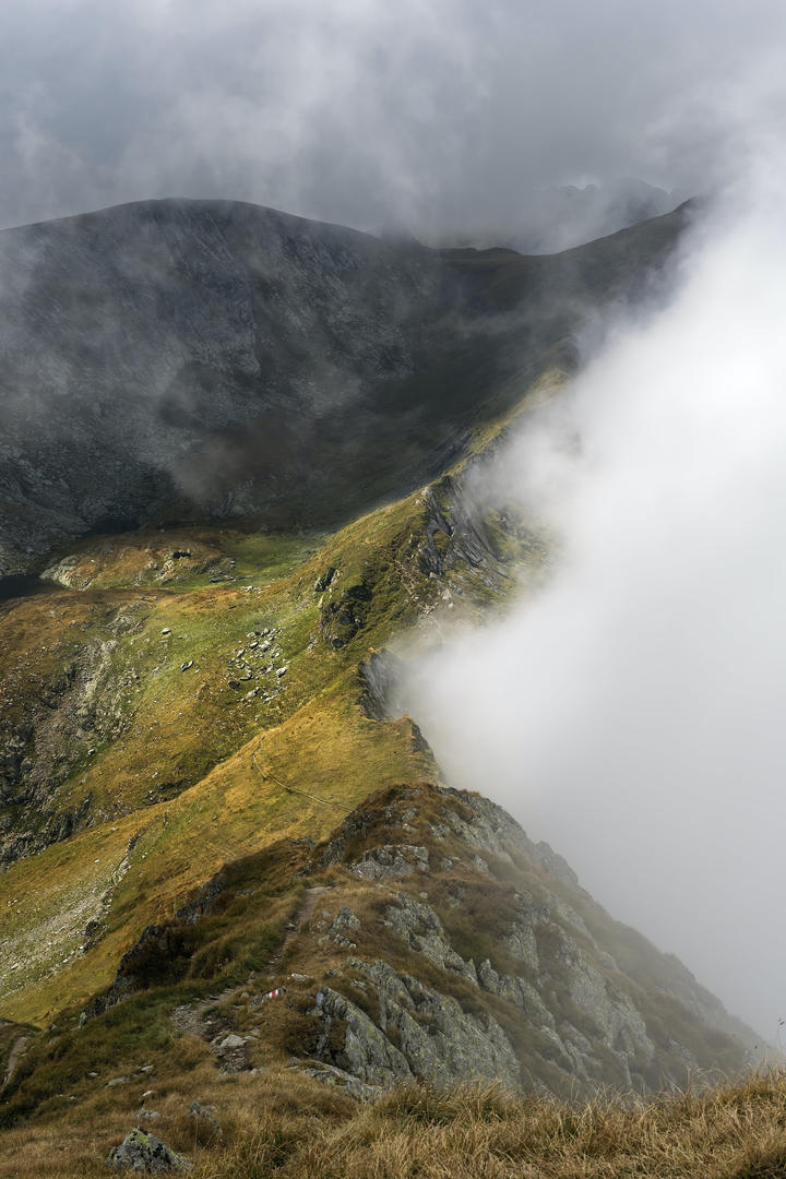 烟雾缭绕的山脉风景壁纸图片大全