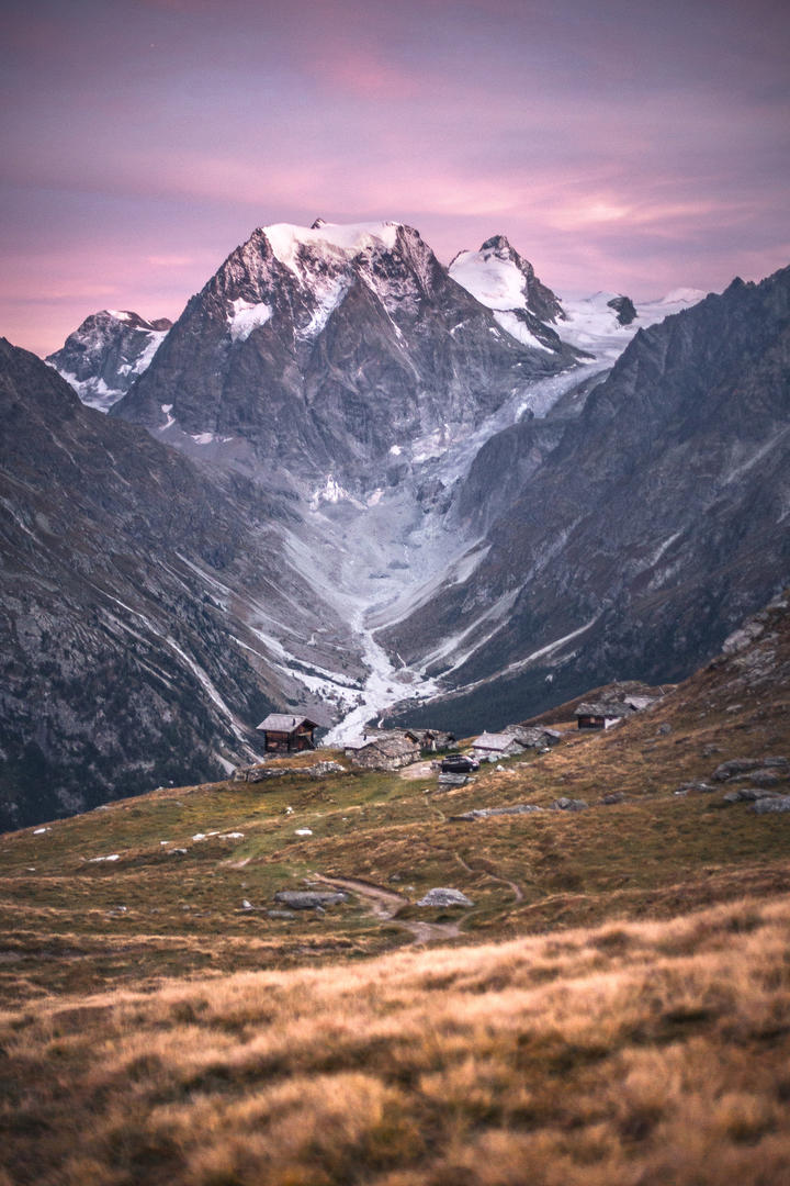 雪山下的小村子风景图片大全