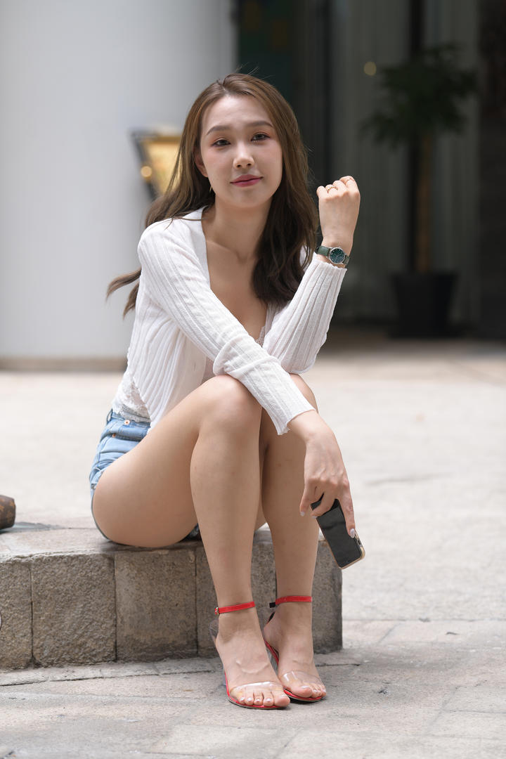 大胆热裤美女长腿写真