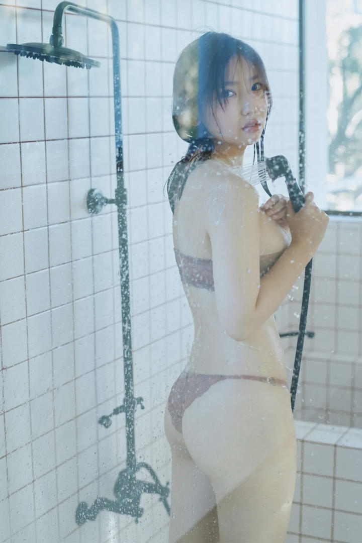 洗澡的日本大胸内衣美女图片