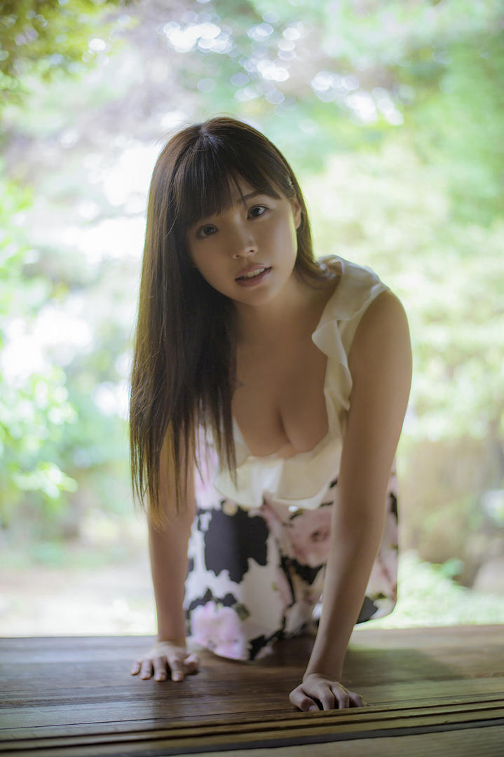 日本性感美女低胸裙