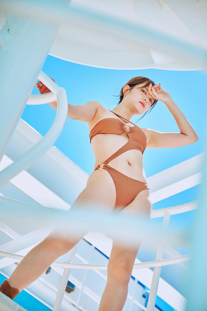 仰拍泳装美女图片