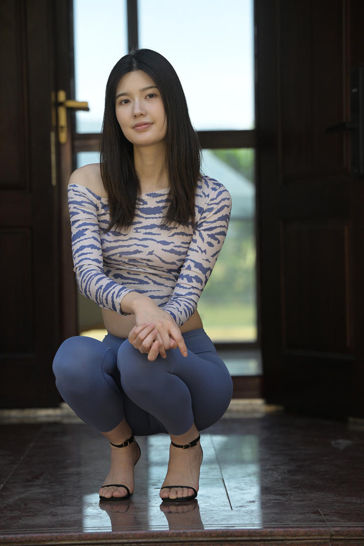 长发美女紧身裤图片