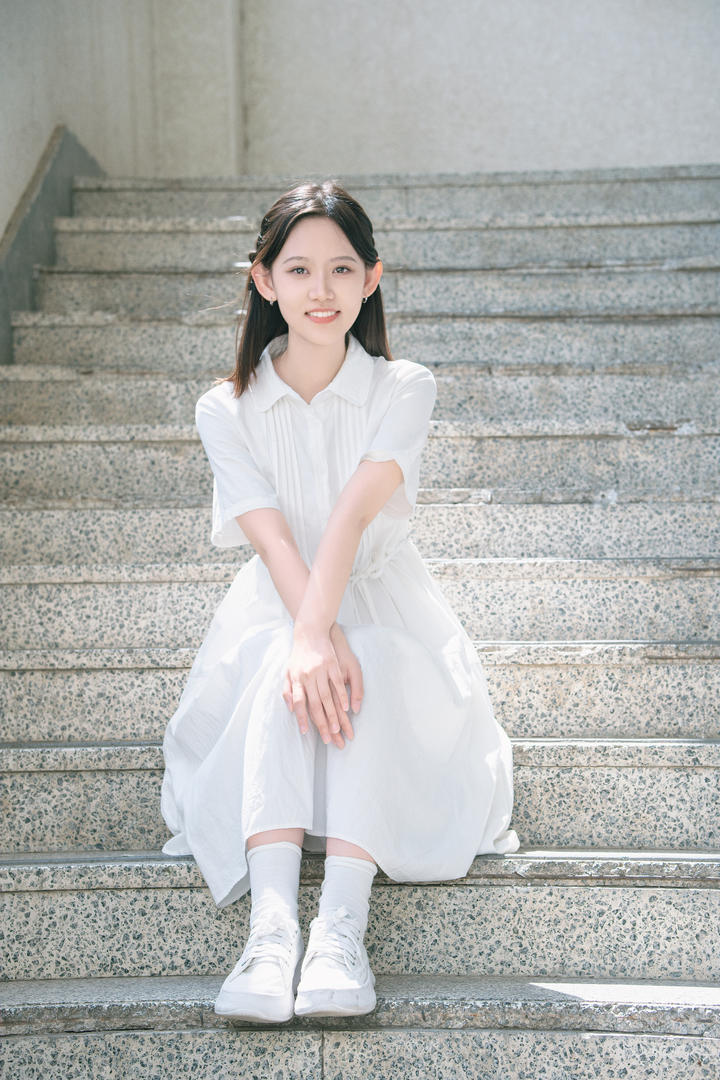 白月光般的女孩街拍图片