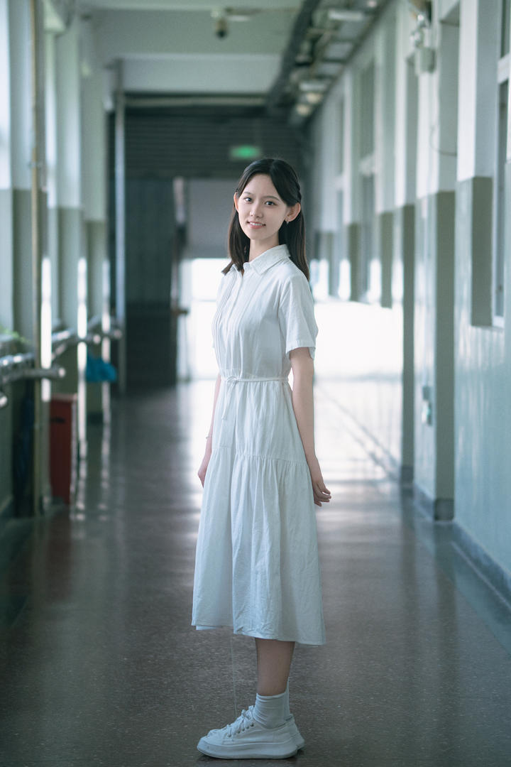 长裙美女校花人像摄影图片