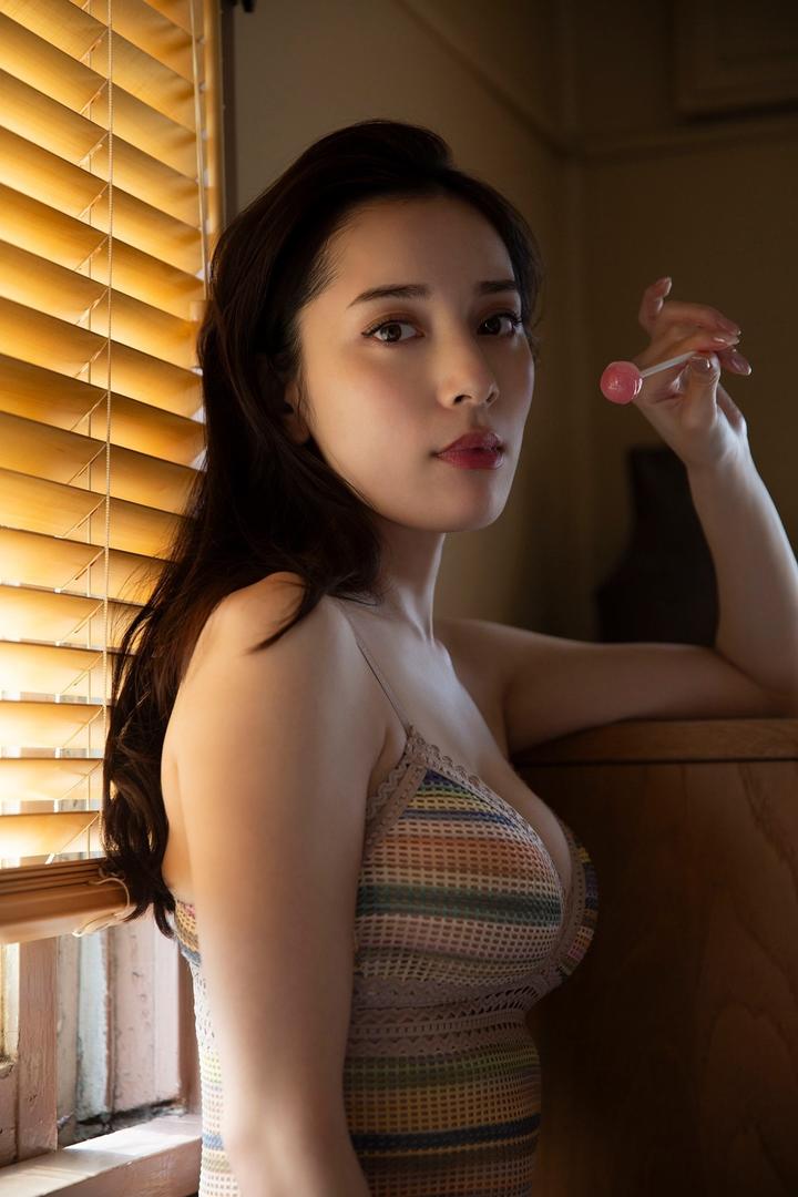 极品颜值美女吃棒棒糖图片