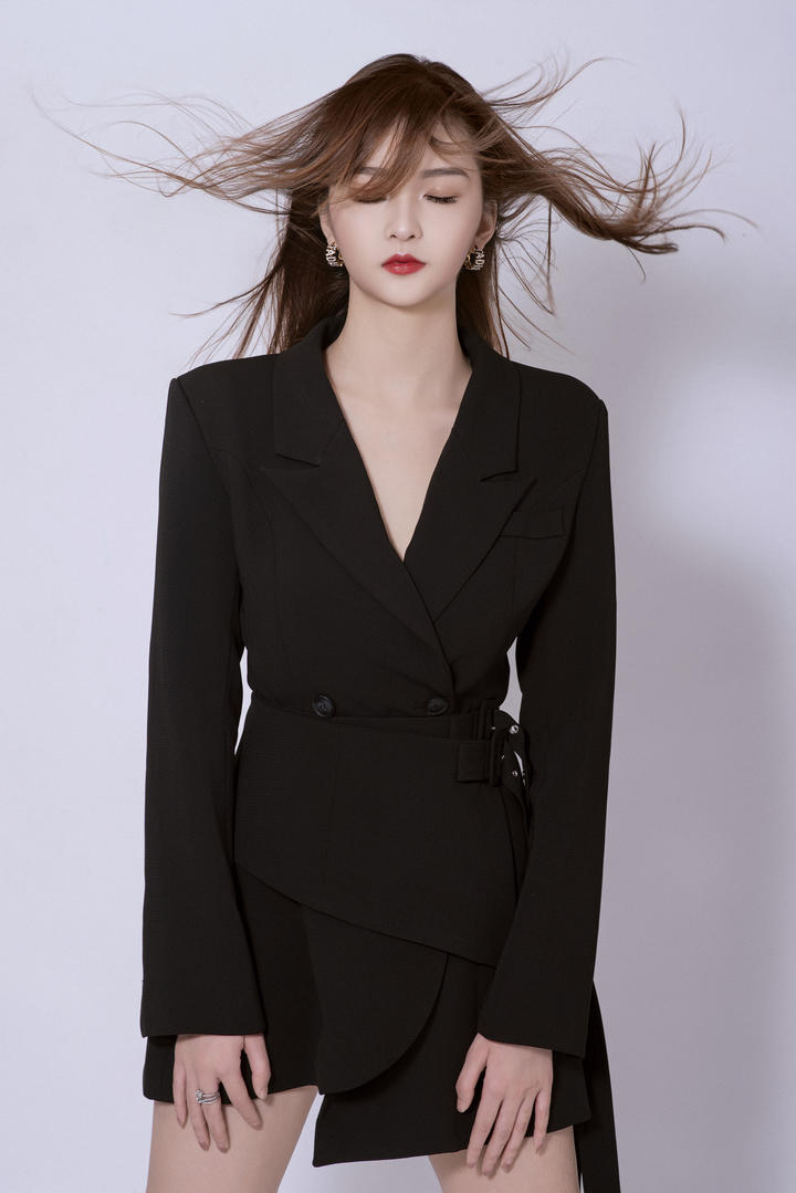 黑色制服美女艺术照
