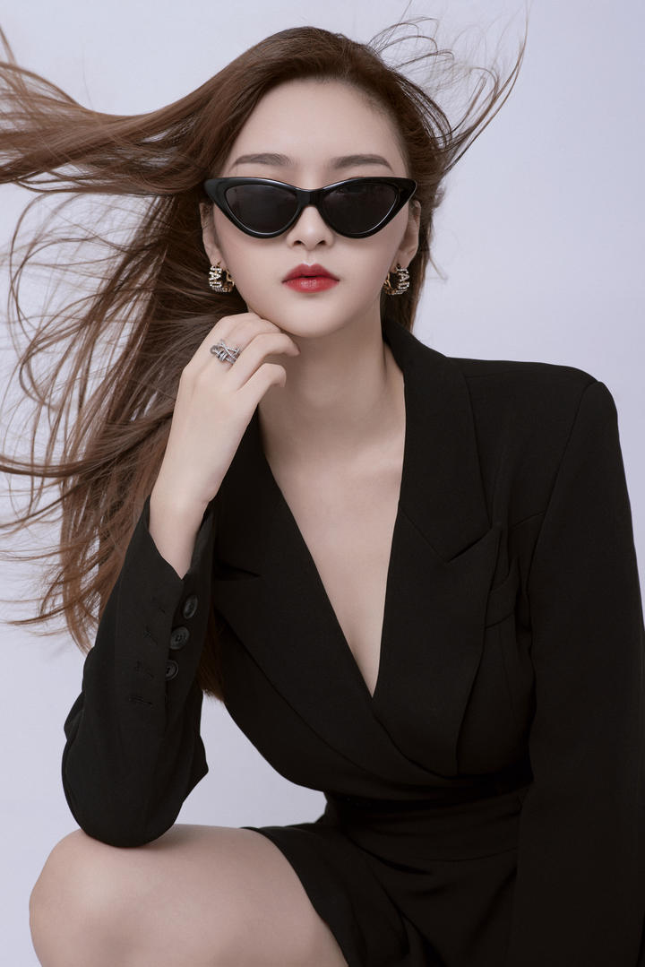 戴墨镜的制服美女图片