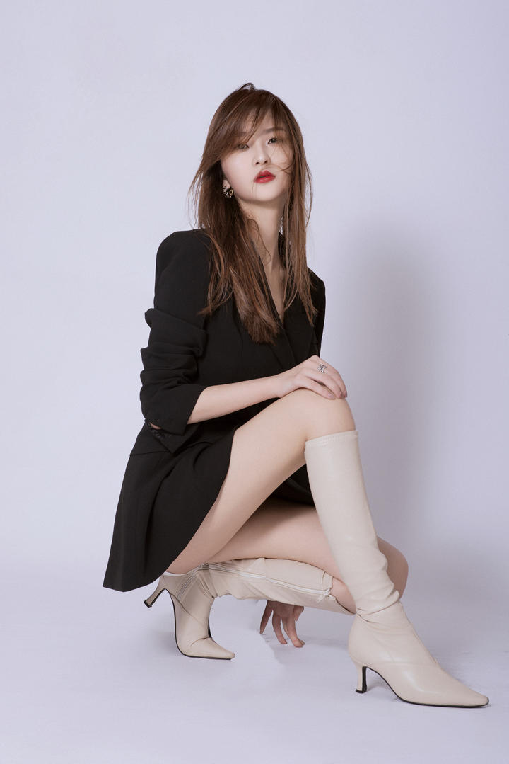 黑色制服美女高清套图