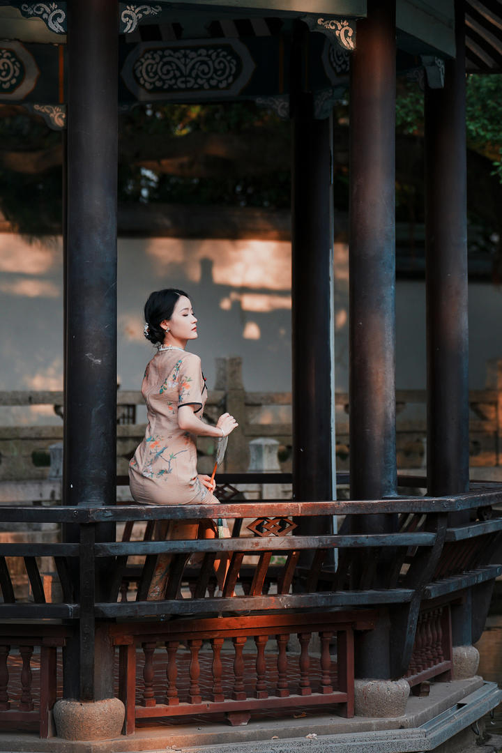 迷人身材旗袍美女摄影图片