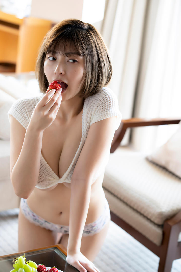 短发美女吃草莓